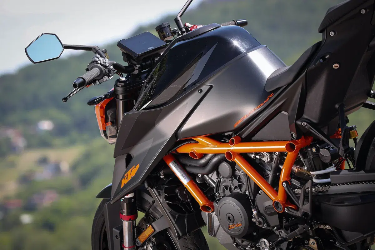 Ducati Streetfighter V4S vs. KTM SuperDuke 1290R. Scontro di titani (12)