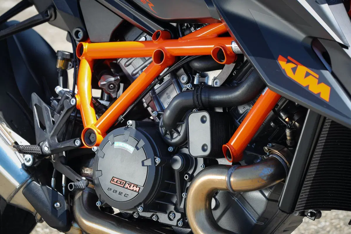 Ducati Streetfighter V4S vs. KTM SuperDuke 1290R. Scontro di titani (14)