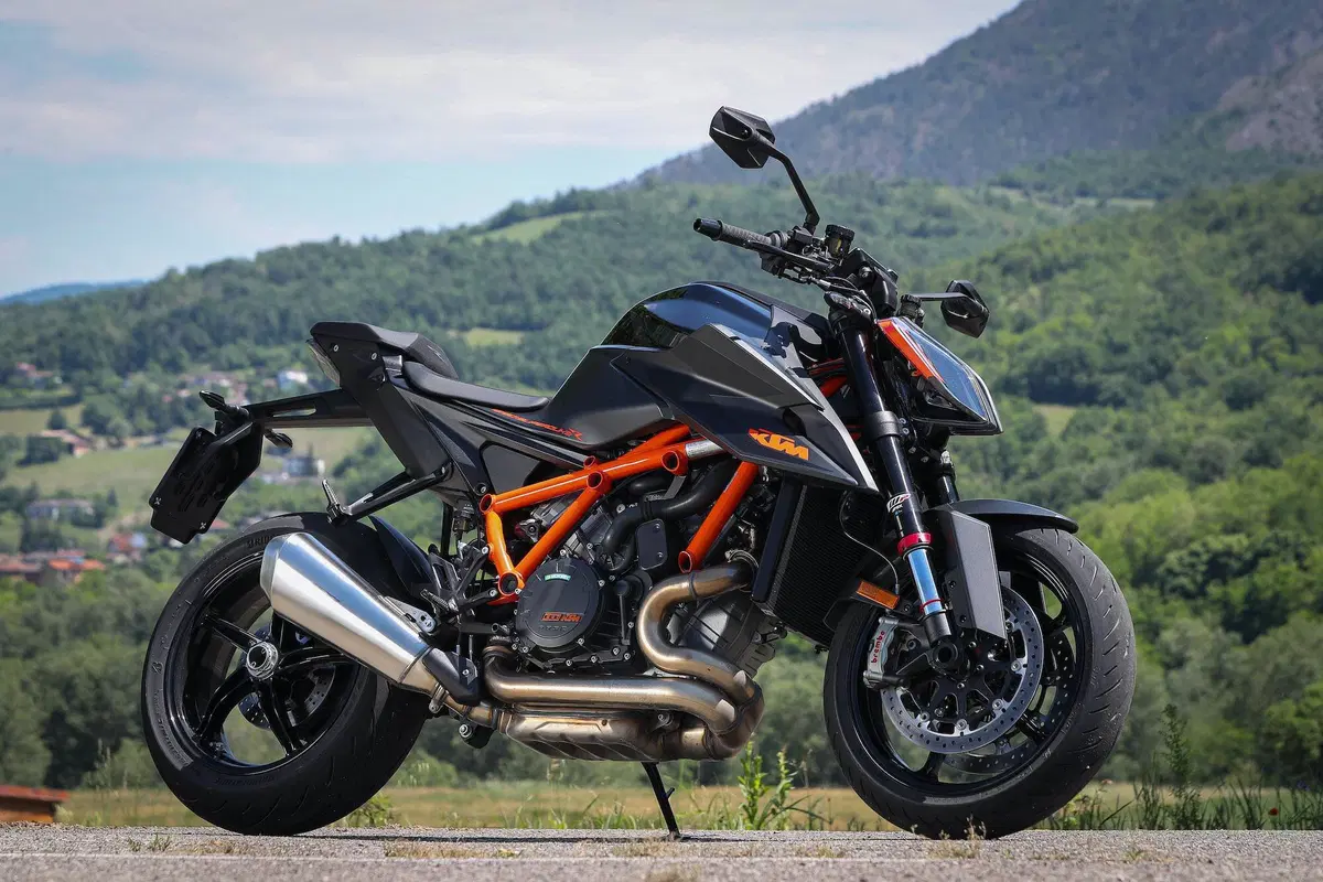 Ducati Streetfighter V4S vs. KTM SuperDuke 1290R. Scontro di titani