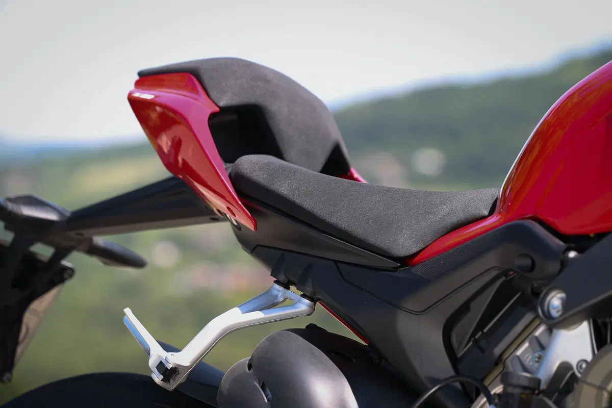 Ducati Streetfighter V4S vs. KTM SuperDuke 1290R. Scontro di titani (3)