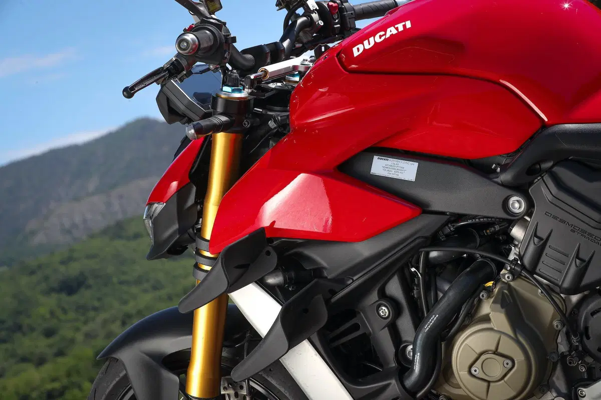 Ducati Streetfighter V4S vs. KTM SuperDuke 1290R. Scontro di titani (2)