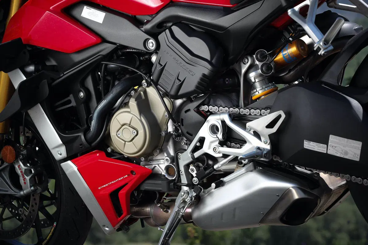 Ducati Streetfighter V4S vs. KTM SuperDuke 1290R. Scontro di titani (12)