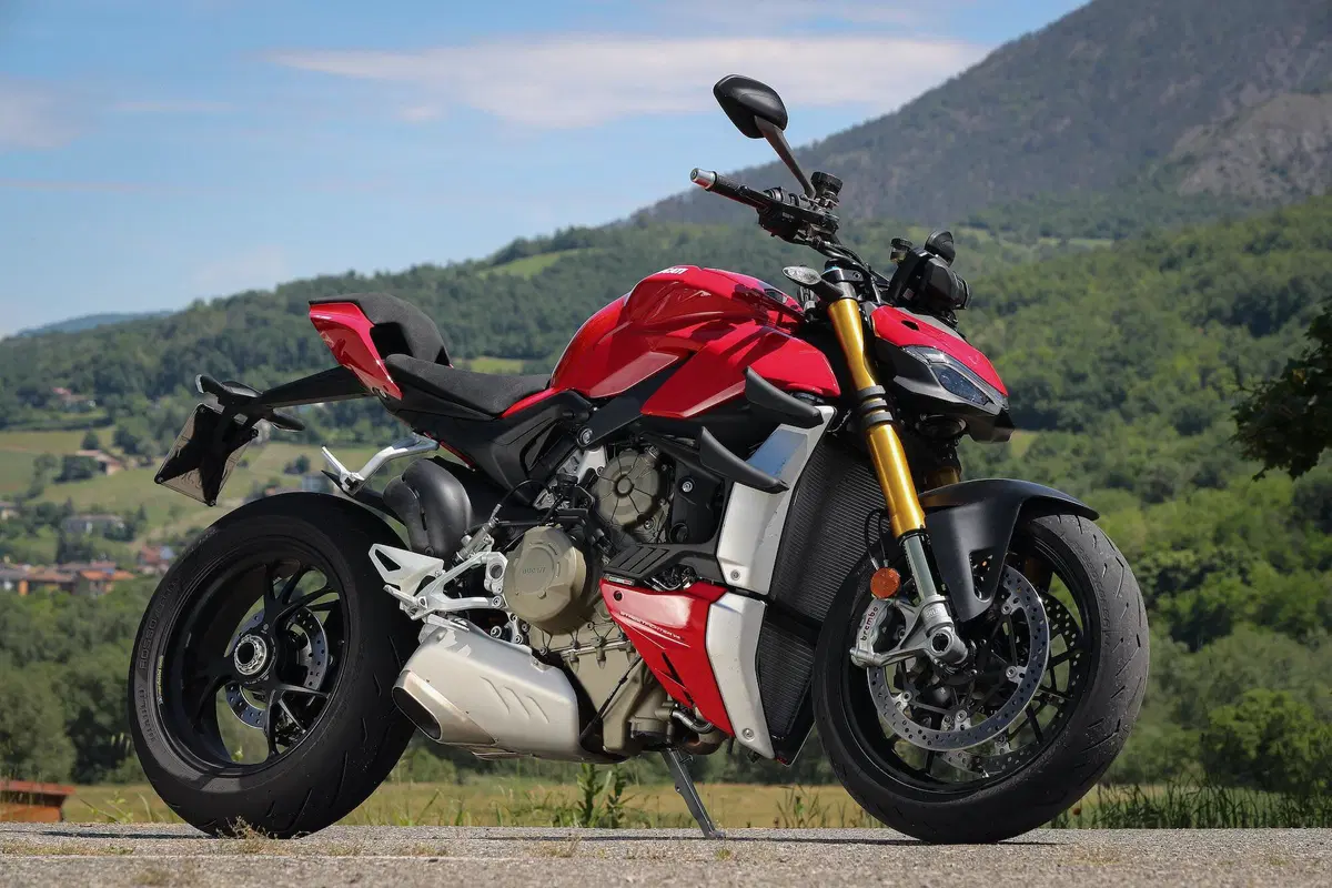 Ducati Streetfighter V4S vs. KTM SuperDuke 1290R. Scontro di titani