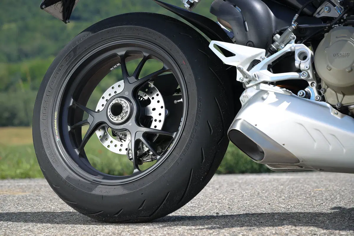Ducati Streetfighter V4S vs. KTM SuperDuke 1290R. Scontro di titani (14)