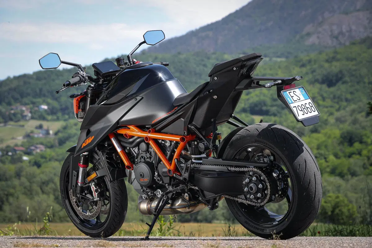 Ducati Streetfighter V4S vs. KTM SuperDuke 1290R. Scontro di titani (2)