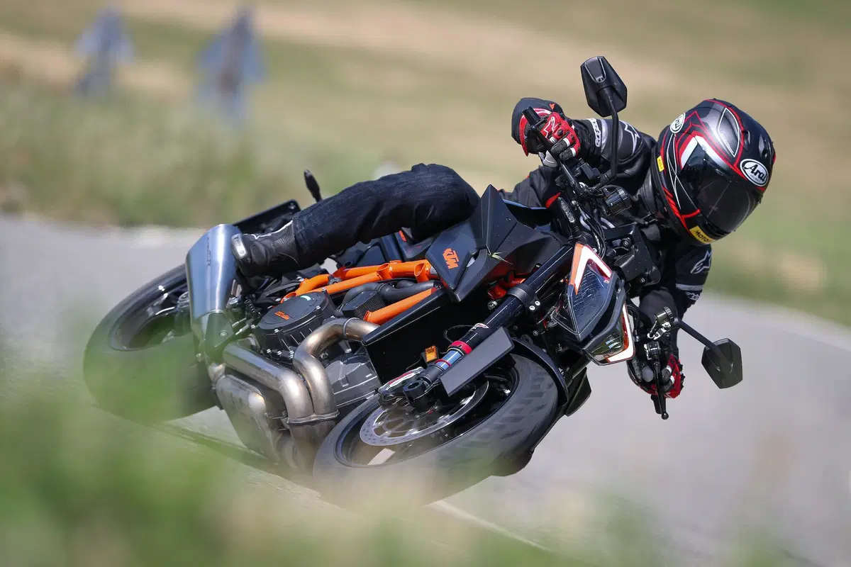 Ducati Streetfighter V4S vs. KTM SuperDuke 1290R. Scontro di titani (3)