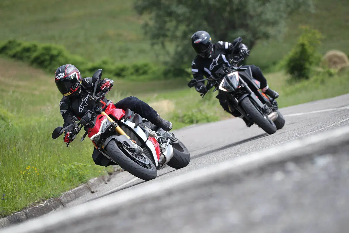 Ducati Streetfighter V4S vs. KTM SuperDuke 1290R. Scontro di titani