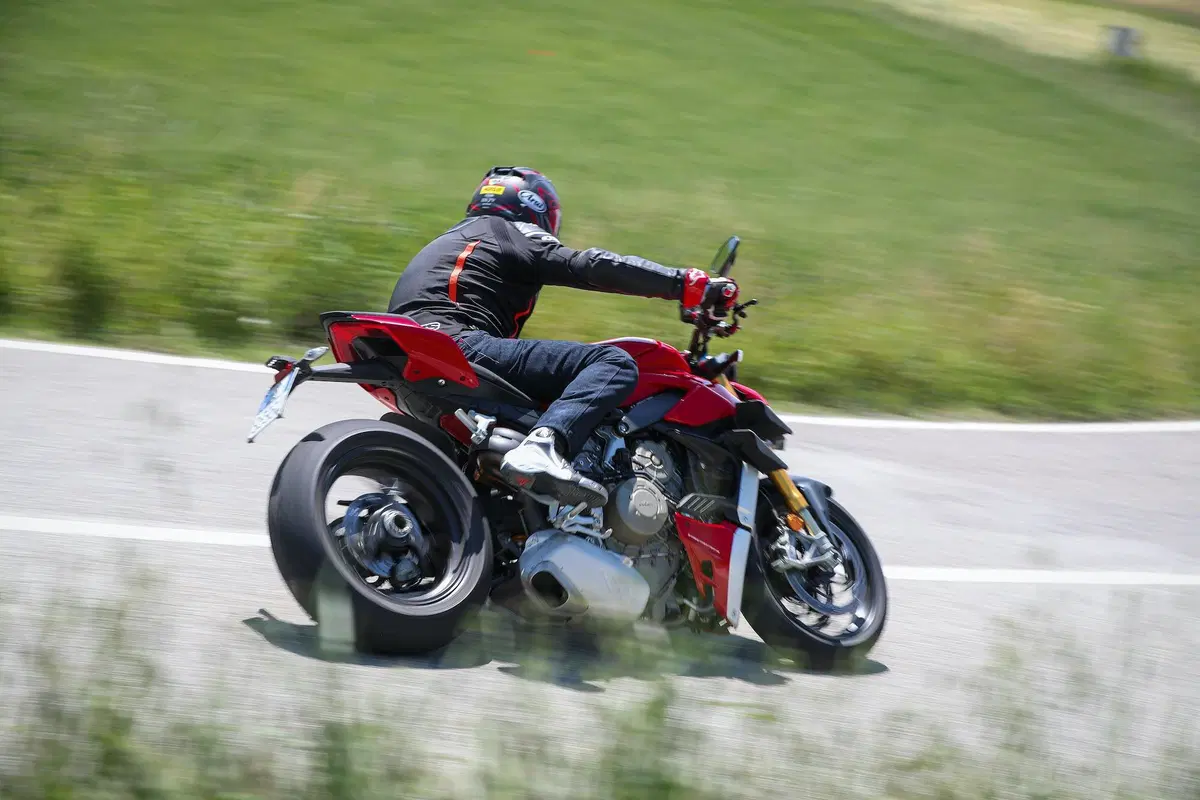Ducati Streetfighter V4S vs. KTM SuperDuke 1290R. Scontro di titani (8)