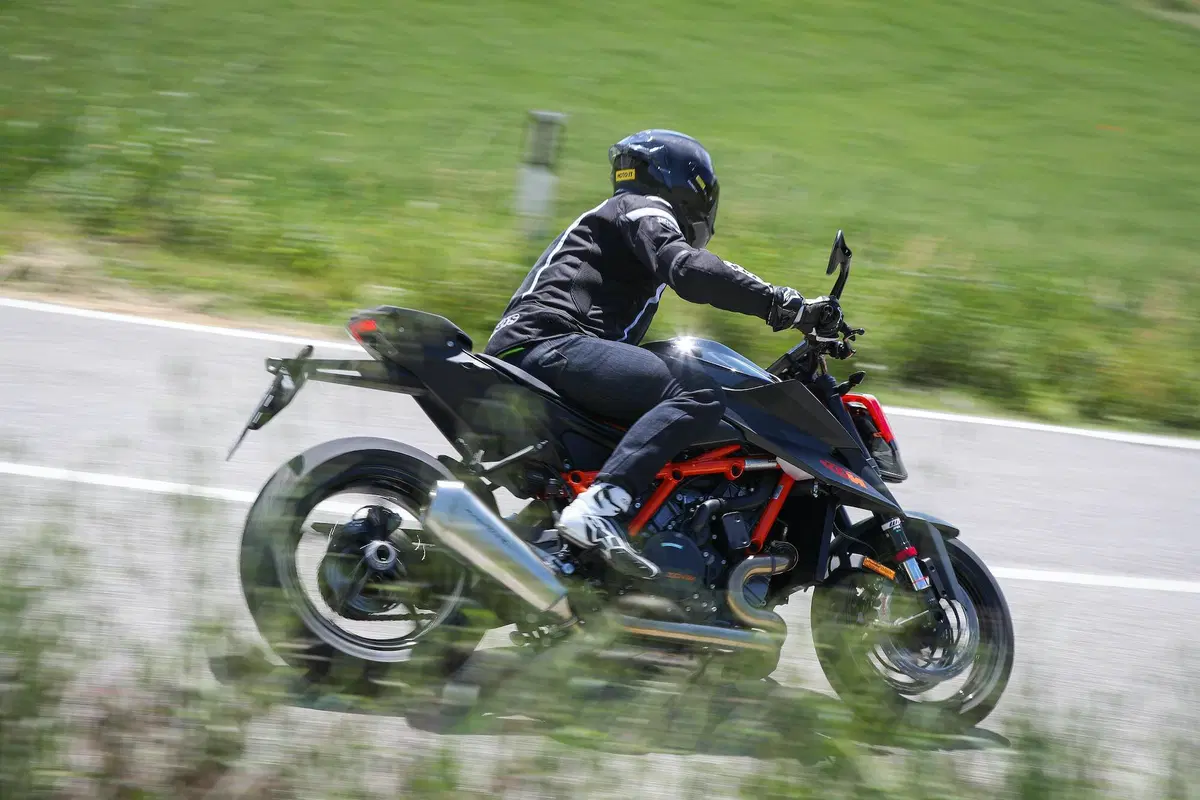 Ducati Streetfighter V4S vs. KTM SuperDuke 1290R. Scontro di titani (9)