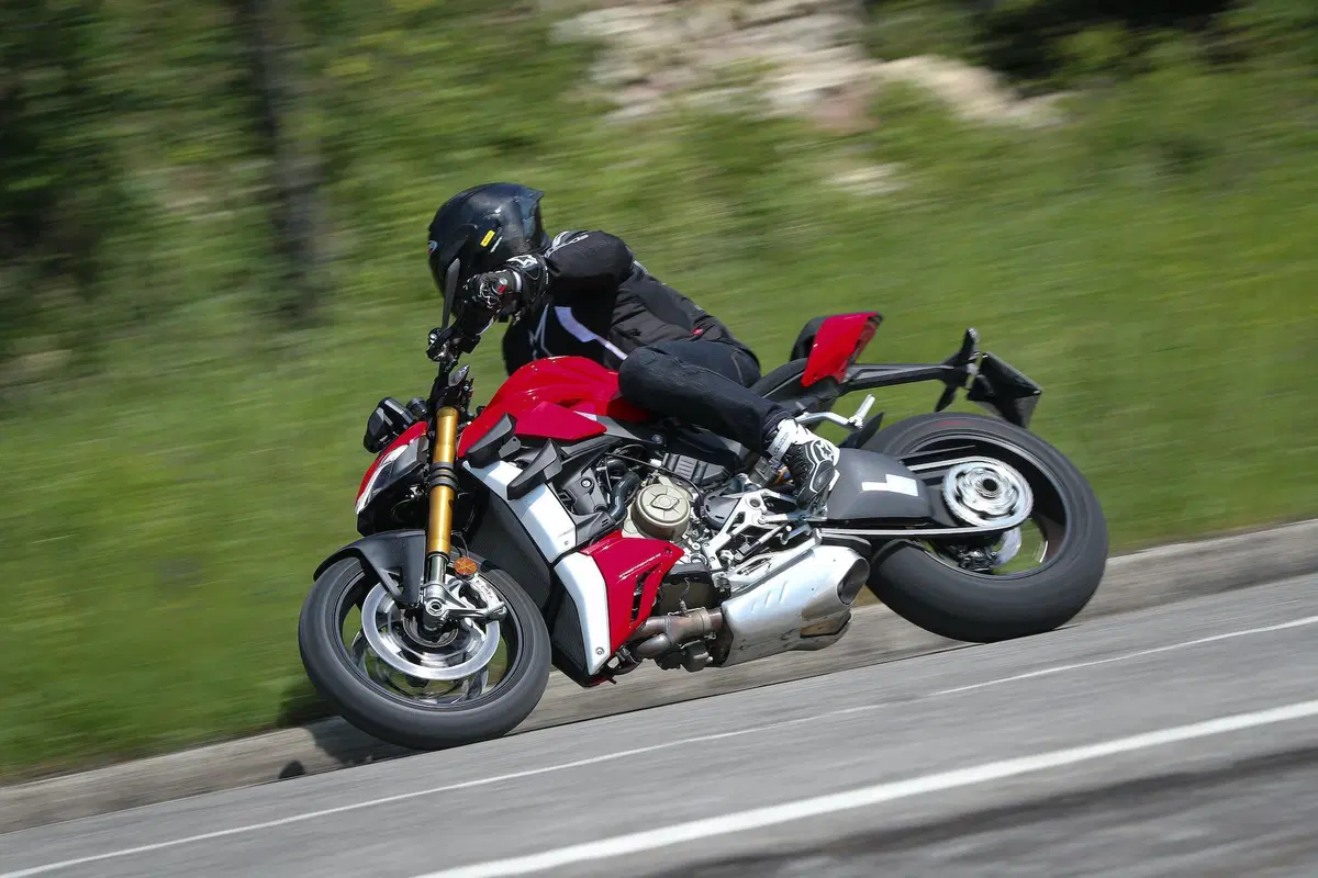 Ducati Streetfighter V4S vs. KTM SuperDuke 1290R. Scontro di titani (11)