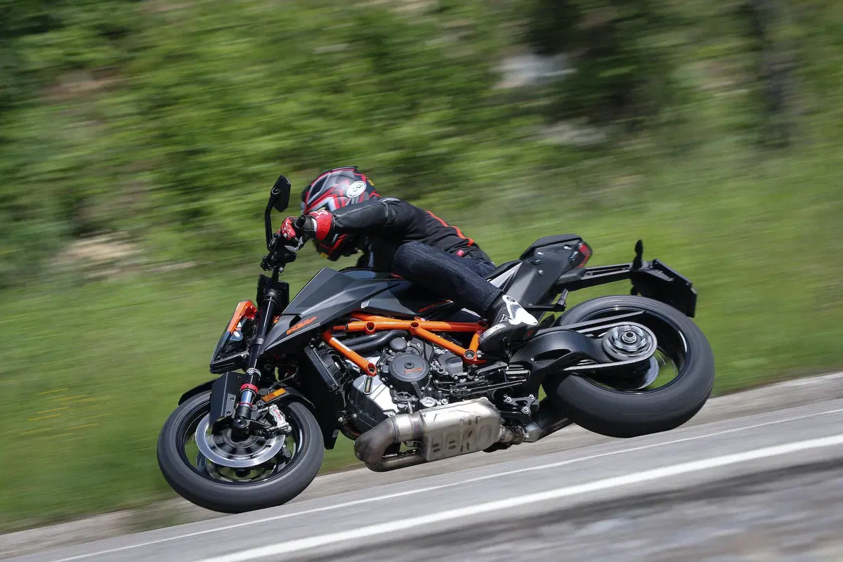 Ducati Streetfighter V4S vs. KTM SuperDuke 1290R. Scontro di titani (12)
