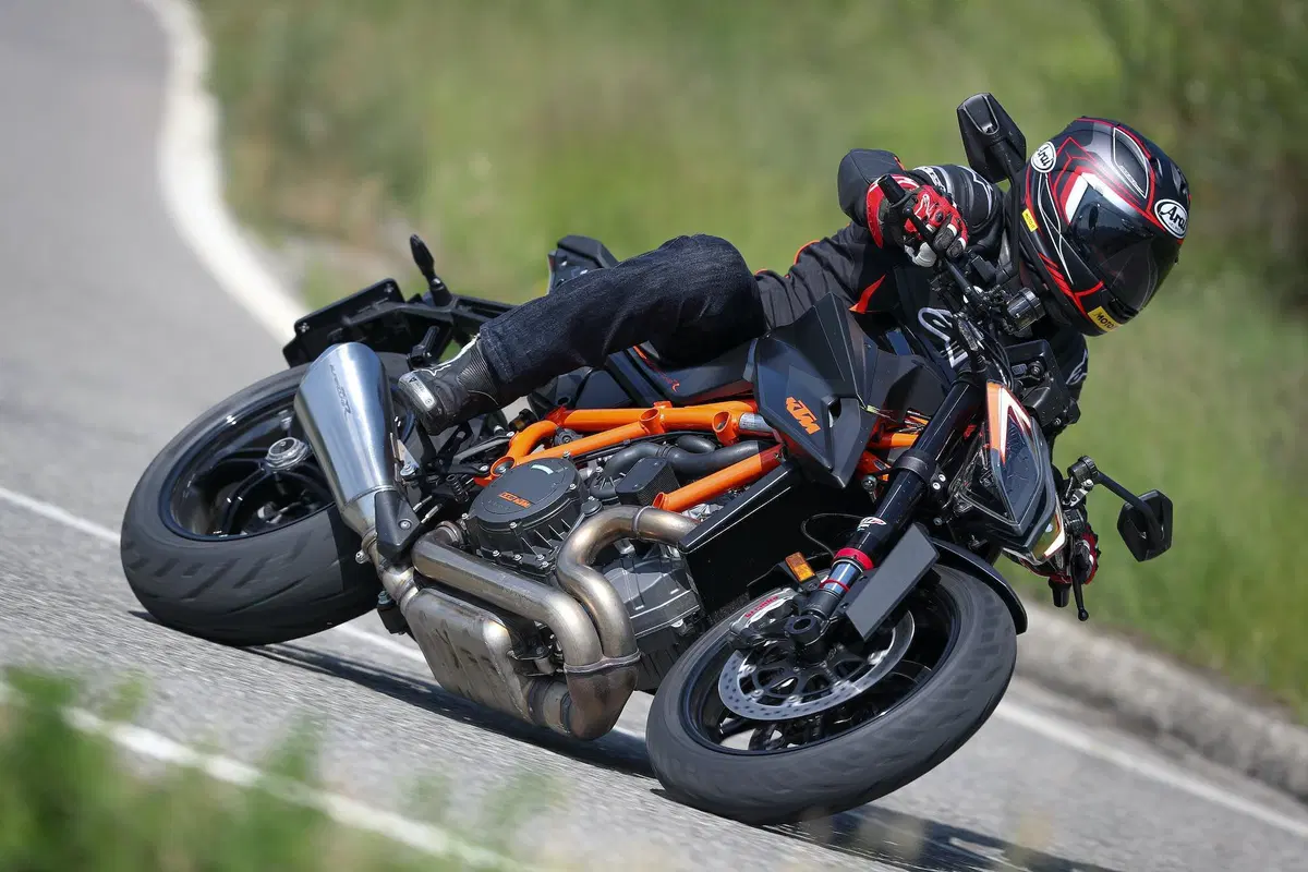 Ducati Streetfighter V4S vs. KTM SuperDuke 1290R. Scontro di titani (14)