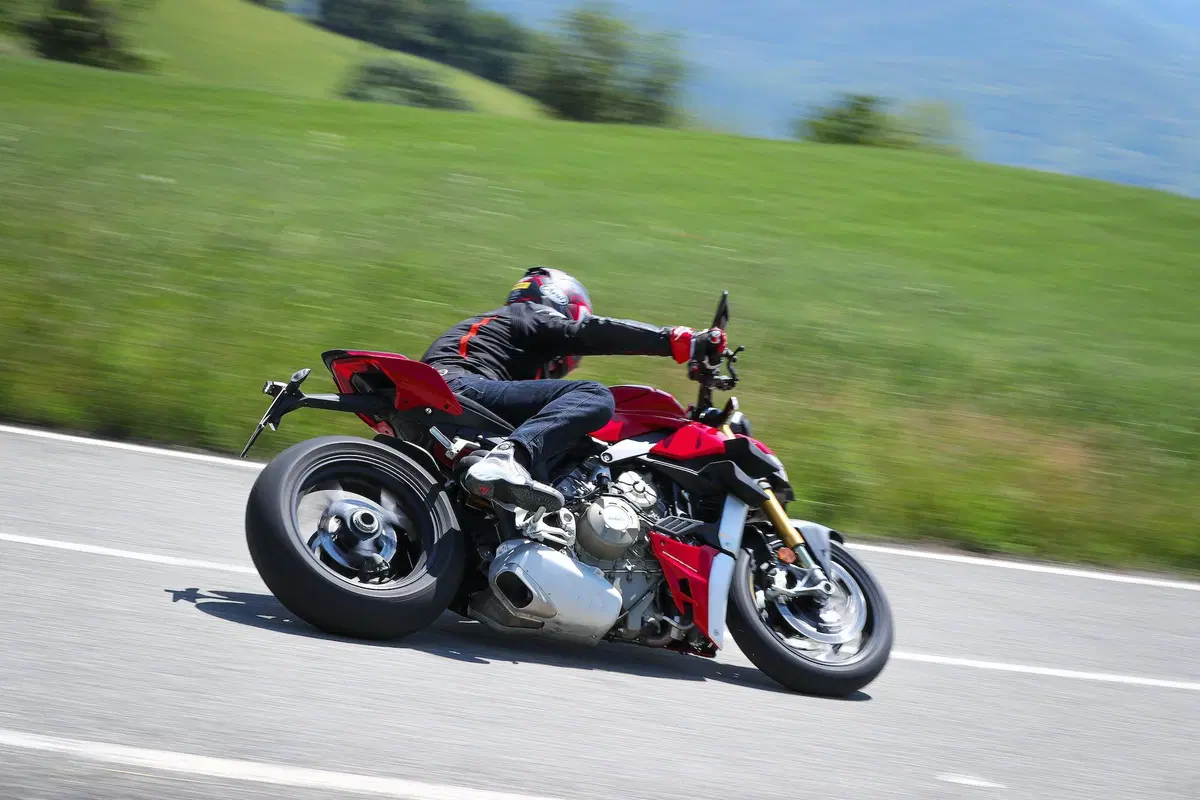 Ducati Streetfighter V4S vs. KTM SuperDuke 1290R. Scontro di titani (17)