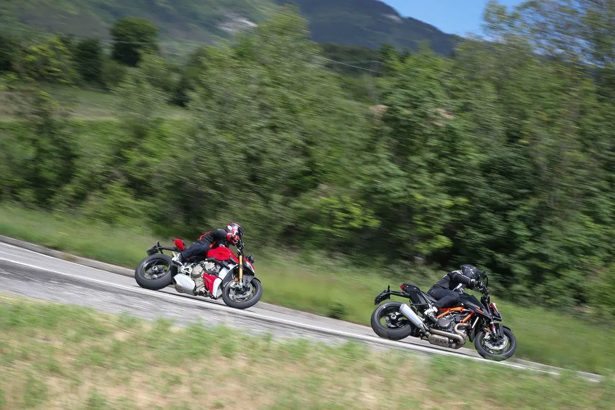 Ducati Streetfighter V4S vs. KTM SuperDuke 1290R. Scontro di titani (20)