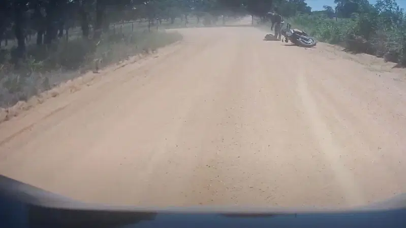 Offroad leggero, la moto va gi&ugrave; e si alza la nuvola di polvere [VIDEO]