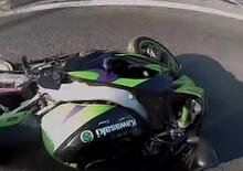 Moto crash: mai fidarsi della sbarra al casello [VIDEO CHOC]