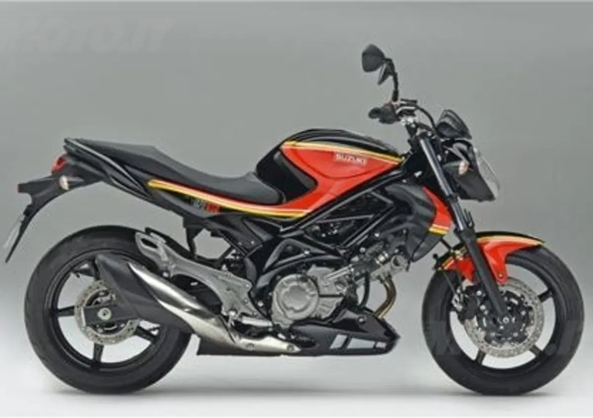 Suzuki Gladius, in UK una "Sheene Replica"