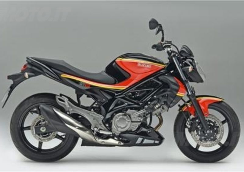 Suzuki Gladius, in UK una &quot;Sheene Replica&quot;