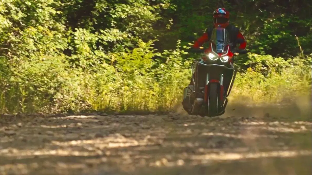 Honda Africa Twin 1100: Marco Aurelio Fontana protagonista di un nuovo video (2)