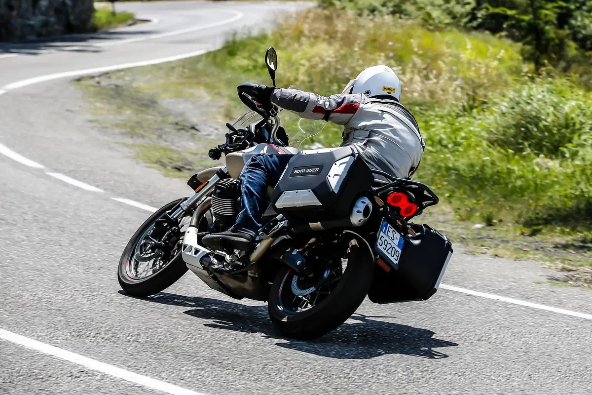 Moto Guzzi V85TT Travel TEST: godersi il viaggio!