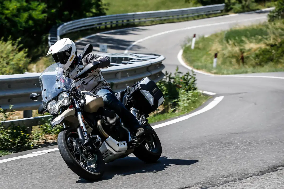 Moto Guzzi V85TT Travel TEST: godersi il viaggio! (11)