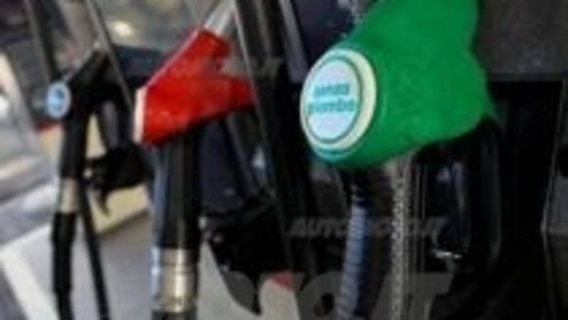 Benzina: aumentate le accise di 0.51 cent/litro 