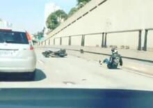 In moto tenta di dare un calcio a un'auto e finisce a ruote all’aria [VIDEO VIRALE]