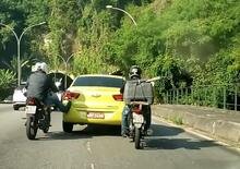Il cuore dei motociclisti è più grande: taxi in difficoltà, due moto gli vanno in soccorso [VIDEO VIRALE]
