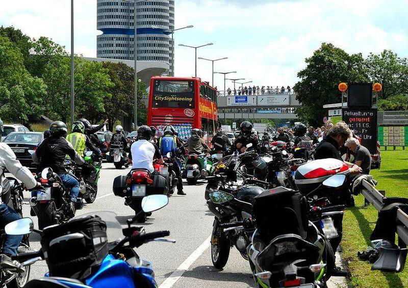 Decine di migliaia di motociclisti in piazza contro i divieti per le moto