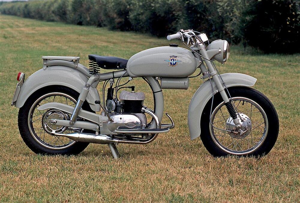 Il modello Pullman 125 della MV ha ottenuto una notevole diffusione per la sua praticit&agrave; d&rsquo;uso e la sua robustezza. Il motore era un monocilindrico a due tempi che erogava 5 cavalli a 4500 giri/min. Tra il 1953 e il 1956 di questa moto sono stati costruiti circa 25000 esemplari