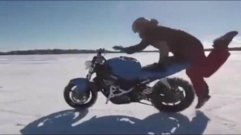 La moto sul lago ghiacciato sta in piedi, il pilota no... E deve rincorrerla [CRAZY VIDEO]