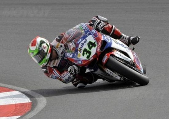 Giugliano ancora al primo posto nelle qualifiche alla Superpole di Mosca