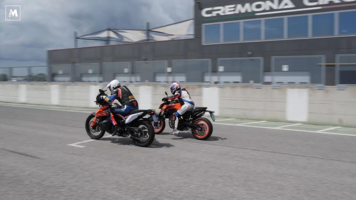 790 Adventure vs Duke: maxienduro contro nuda, chi vince in pista? (2)