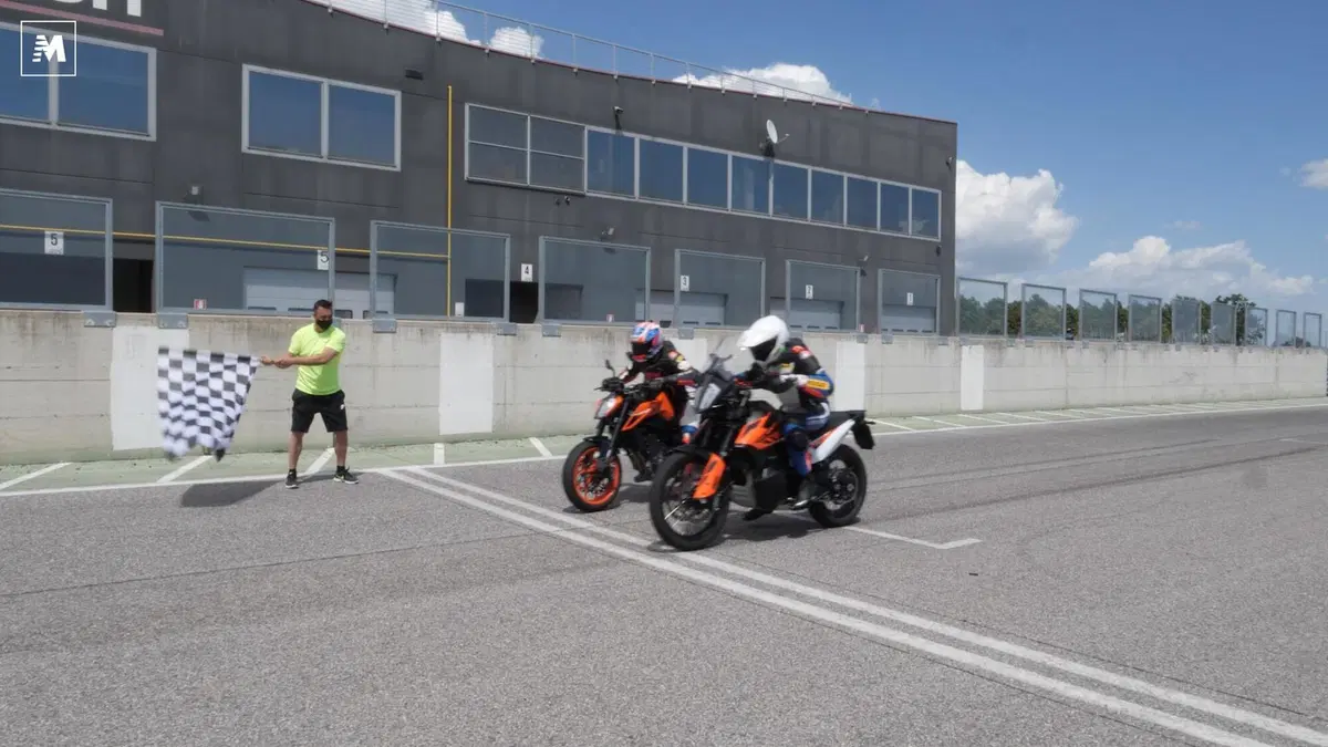 790 Adventure vs Duke: maxienduro contro nuda, chi vince in pista?