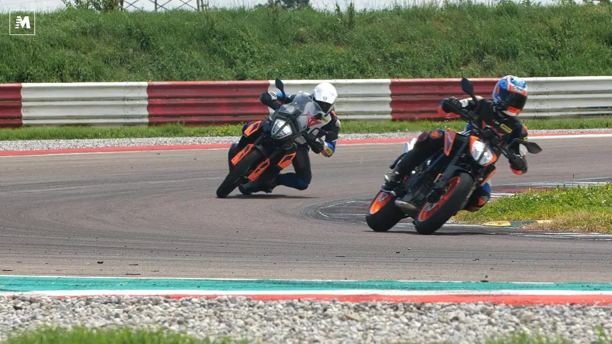 790 Adventure vs Duke: maxienduro contro nuda, chi vince in pista? (5)