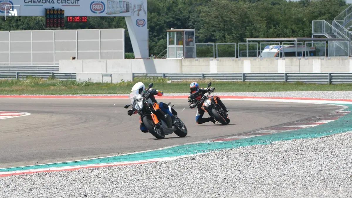 790 Adventure vs Duke: maxienduro contro nuda, chi vince in pista? (6)