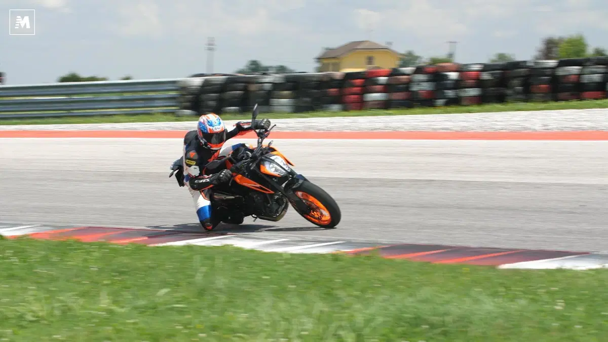 790 Adventure vs Duke: maxienduro contro nuda, chi vince in pista? (4)