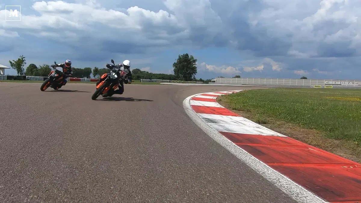 790 Adventure vs Duke: maxienduro contro nuda, chi vince in pista? (7)