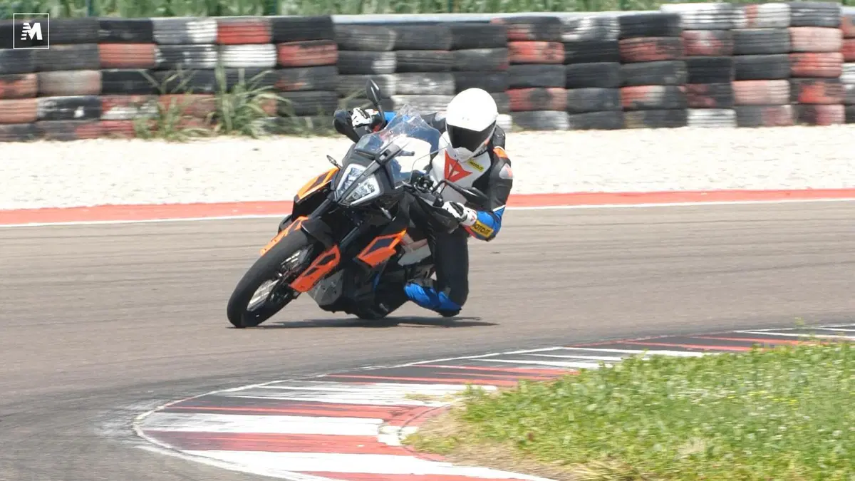 790 Adventure vs Duke: maxienduro contro nuda, chi vince in pista? (3)