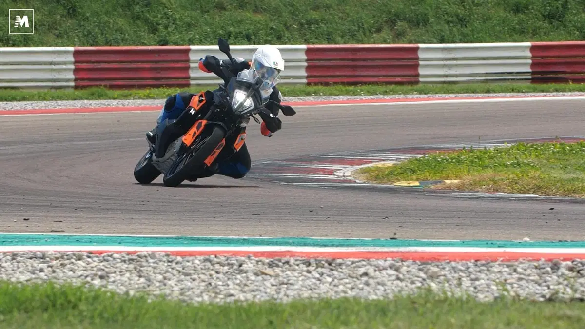 790 Adventure vs Duke: maxienduro contro nuda, chi vince in pista? (8)