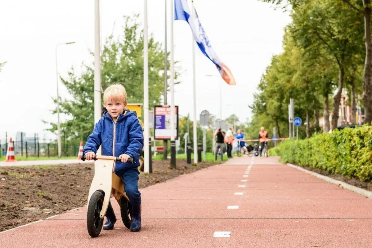 Plastic Road. La ciclabile in plastica riciclata debutta in Olanda (4)
