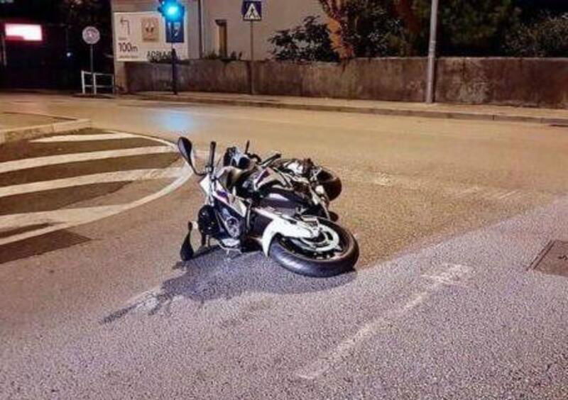 Ruba una moto e cade alla prima curva: ladro costretto a fuggire a piedi 