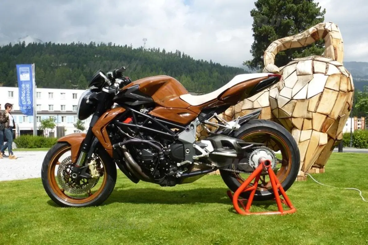 MV Agusta Brutale R California, la 1090R firmata Simone D’Auria 