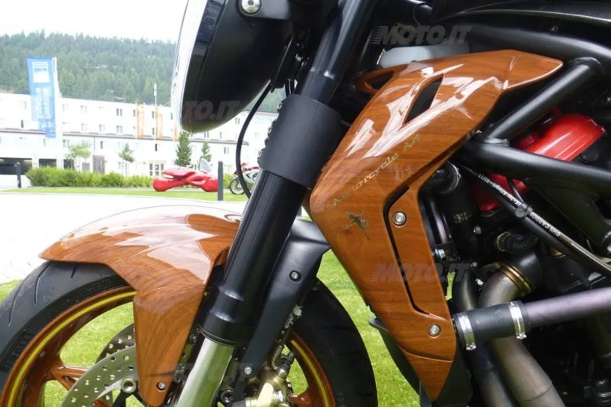 MV Agusta Brutale R California, la 1090R firmata Simone D’Auria  (4)