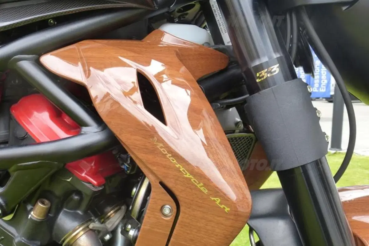 MV Agusta Brutale R California, la 1090R firmata Simone D’Auria  (6)