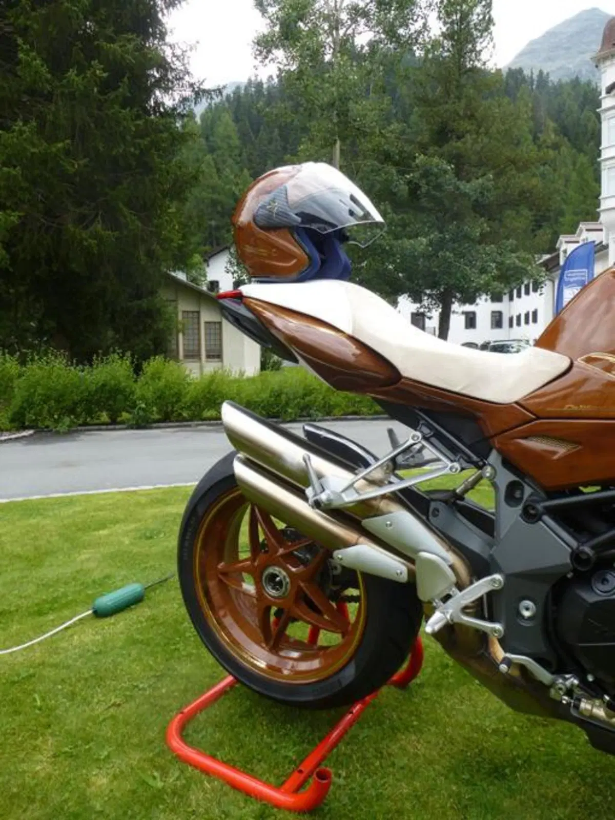 MV Agusta Brutale R California, la 1090R firmata Simone D’Auria  (10)