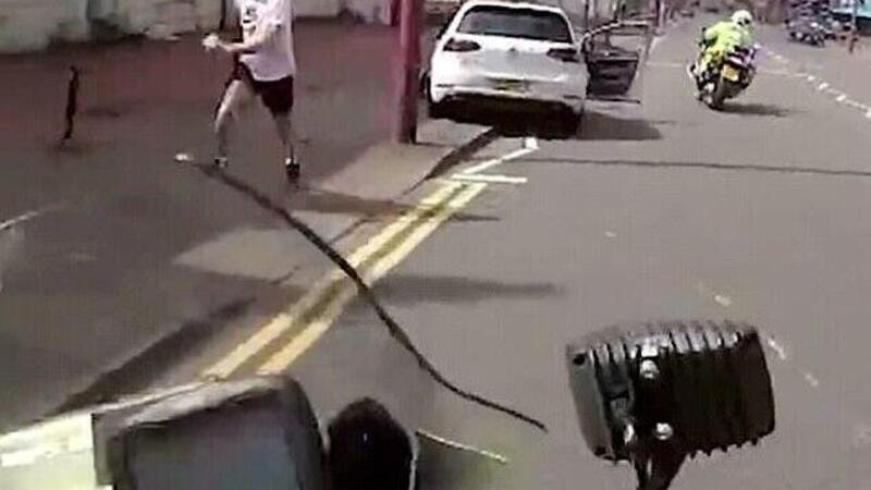 Il poliziotto in moto placca il fuggitivo come nel rugby [VIDEO VIRALE]