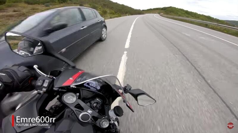 Uno YouTuber, una Honda CBR1000RR e una Lamborghini: corsa folle, sorpasso a destra e jolly della vita [VIDEO CHOC]