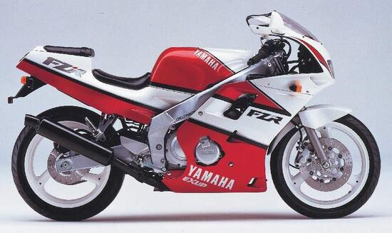 La Yamaha FZR250R del 1990: 45 cavalli a 14.500 giri. Venne prodotta dall'88 al 1998