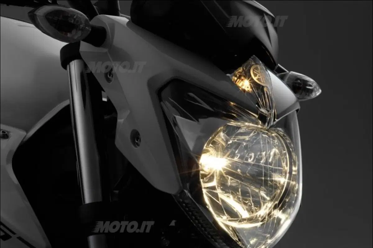 Yamaha XJ6, un restyling per il 2013 (11)